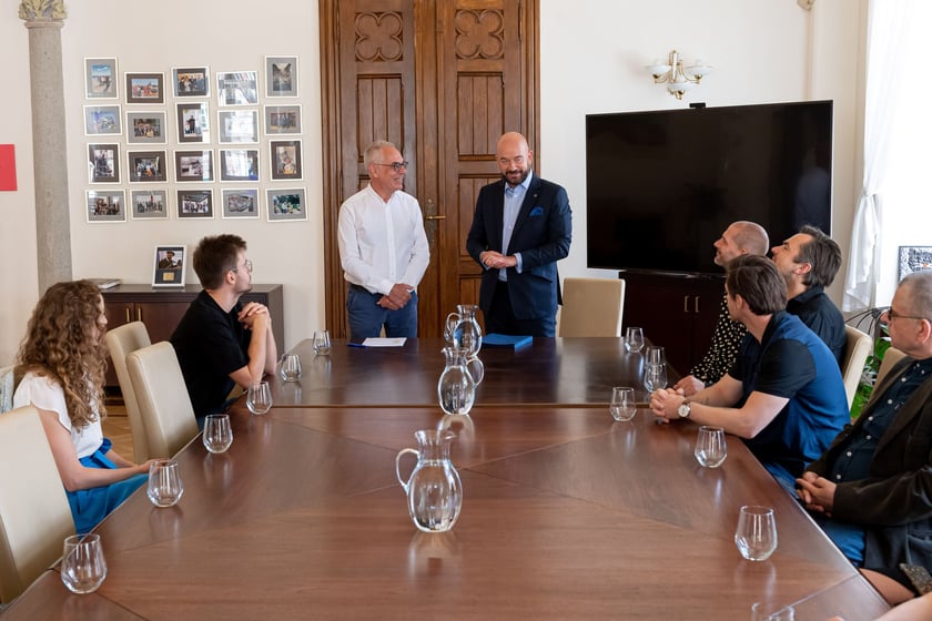Stypendyści prezydenta Jacka Sutryka w gabinecie prezydenta. Dyplomy wręczali prezydent  i Jerzy Pietraszek, dyrektor Wydziału Kultury UM