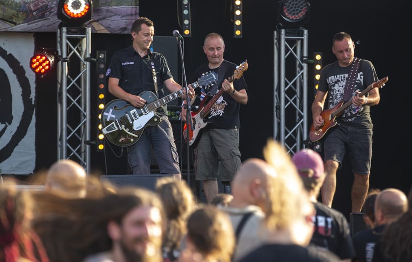 W Zajezdni przy ul. Grabiszyńskiej zagrały prawdziwe legendy punk rocka: LENIWIEC, KSU, DEZERTER. Gwiazdą wieczoru był THE EXPLOITED.