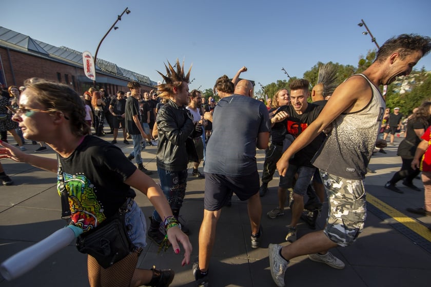 W Zajezdni przy ul. Grabiszyńskiej zagrały prawdziwe legendy punk rocka: LENIWIEC, KSU, DEZERTER. Gwiazdą wieczoru był THE EXPLOITED.
