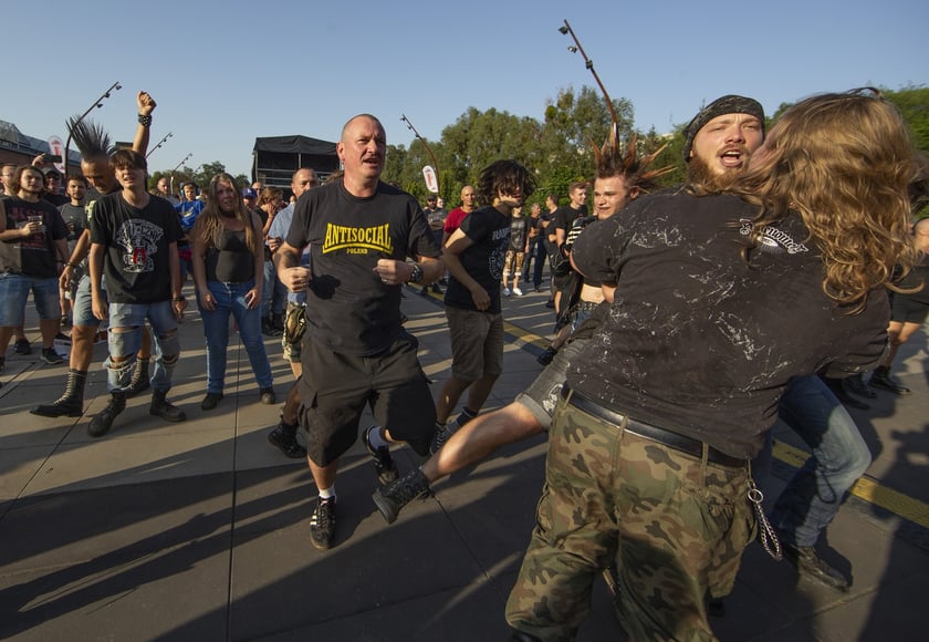 W Zajezdni przy ul. Grabiszyńskiej zagrały prawdziwe legendy punk rocka: LENIWIEC, KSU, DEZERTER. Gwiazdą wieczoru był THE EXPLOITED.