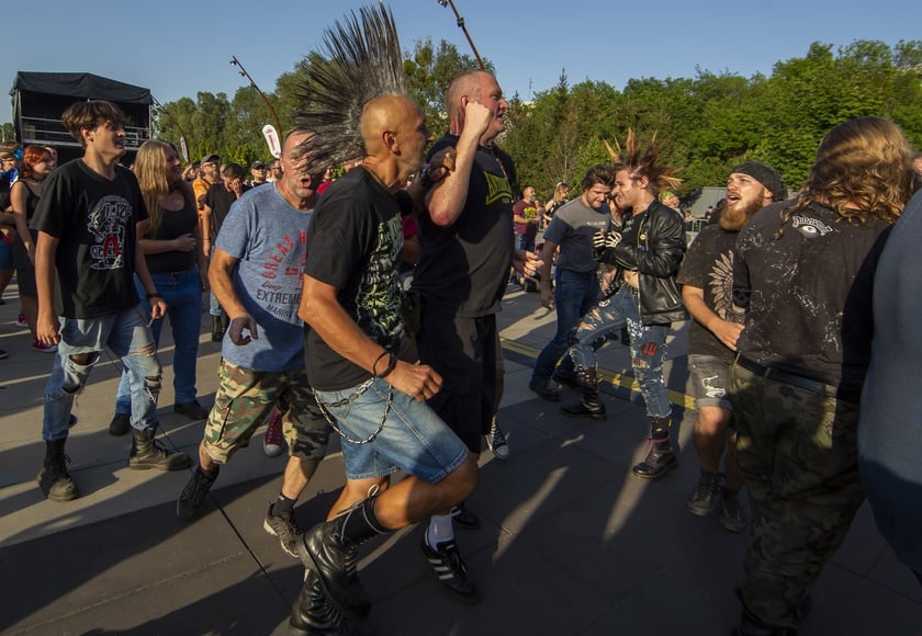 W Zajezdni przy ul. Grabiszyńskiej zagrały prawdziwe legendy punk rocka: LENIWIEC, KSU, DEZERTER. Gwiazdą wieczoru był THE EXPLOITED.