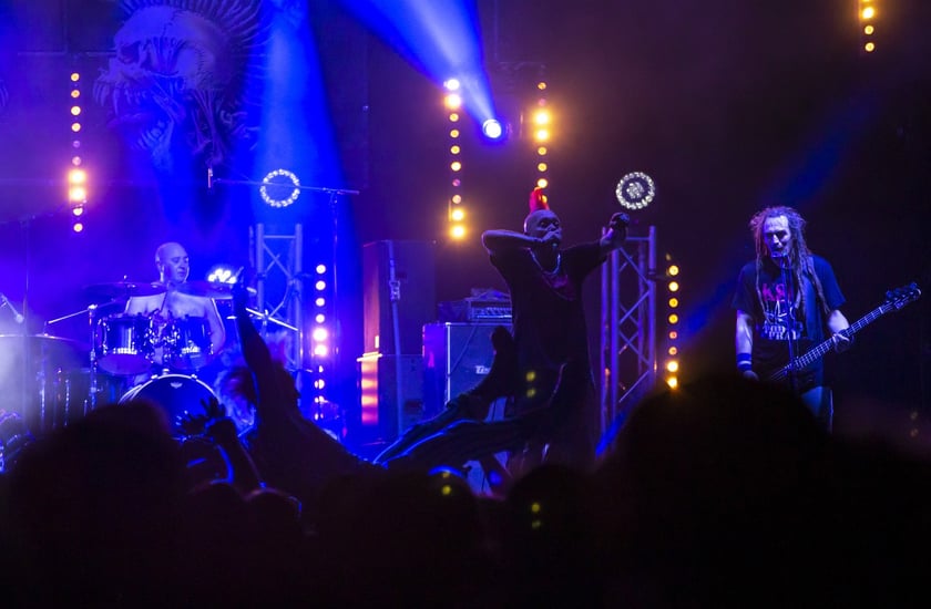 W Zajezdni przy ul. Grabiszyńskiej zagrały prawdziwe legendy punk rocka: LENIWIEC, KSU, DEZERTER. Gwiazdą wieczoru był THE EXPLOITED.