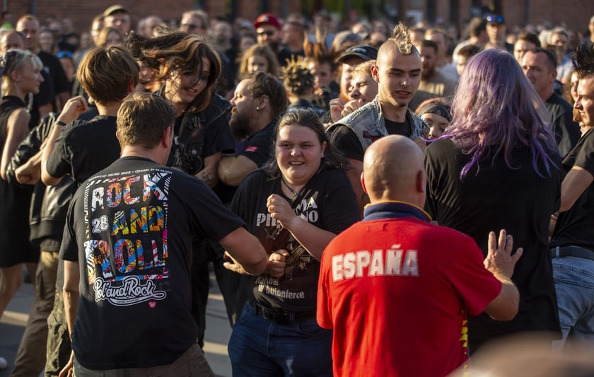 W Zajezdni przy ul. Grabiszyńskiej zagrały prawdziwe legendy punk rocka: LENIWIEC, KSU, DEZERTER. Gwiazdą wieczoru był THE EXPLOITED.