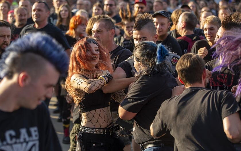 W Zajezdni przy ul. Grabiszyńskiej zagrały prawdziwe legendy punk rocka: LENIWIEC, KSU, DEZERTER. Gwiazdą wieczoru był THE EXPLOITED.