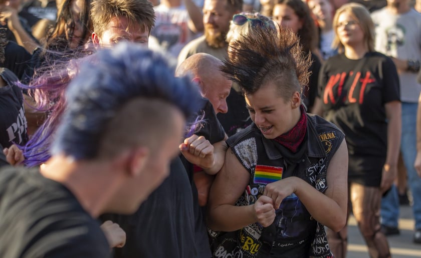 W Zajezdni przy ul. Grabiszyńskiej zagrały prawdziwe legendy punk rocka: LENIWIEC, KSU, DEZERTER. Gwiazdą wieczoru był THE EXPLOITED.