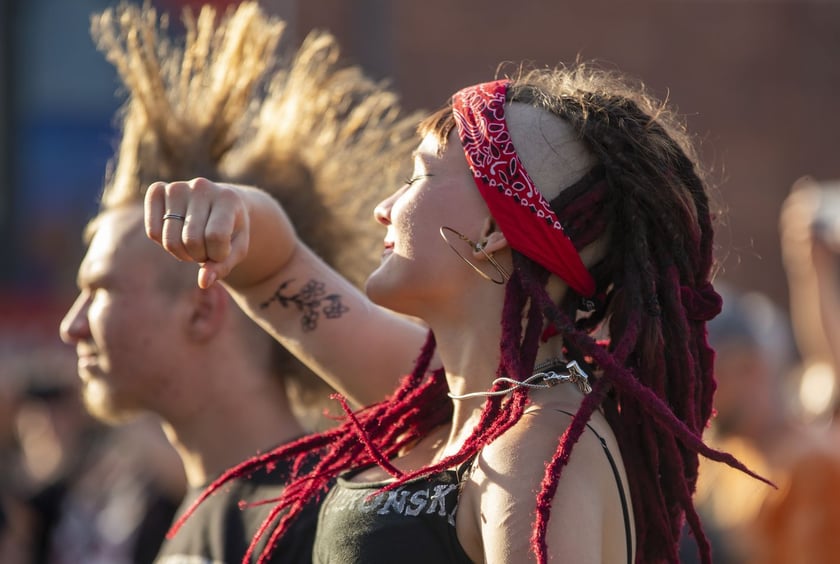 W Zajezdni przy ul. Grabiszyńskiej zagrały prawdziwe legendy punk rocka: LENIWIEC, KSU, DEZERTER. Gwiazdą wieczoru był THE EXPLOITED.