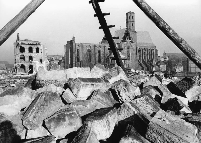 Wrocław, Kościół św. Wojciecha od południa przez gruzy, 1954