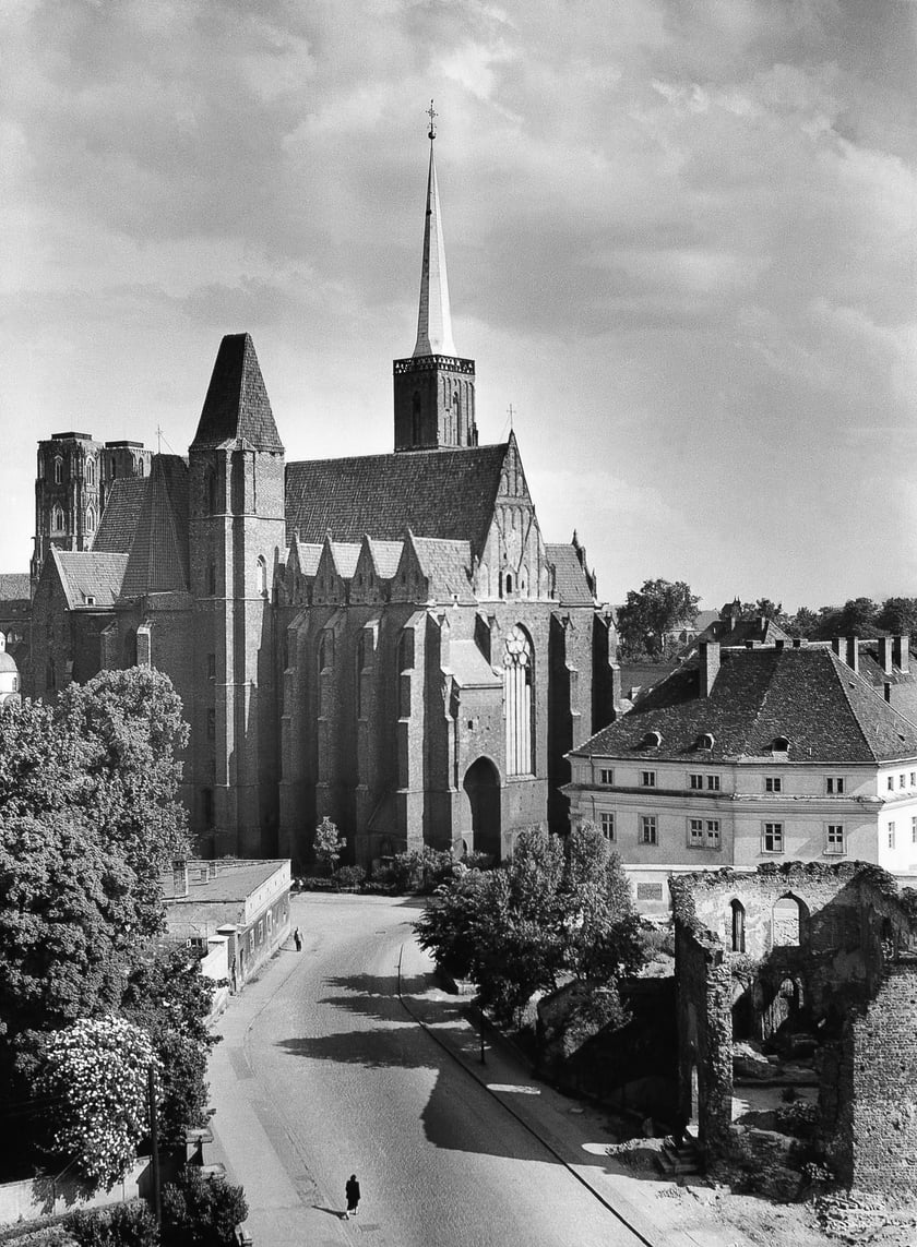Wrocław, Kościół św. Krzyża i ruina kościoła św. Marcina, 1955