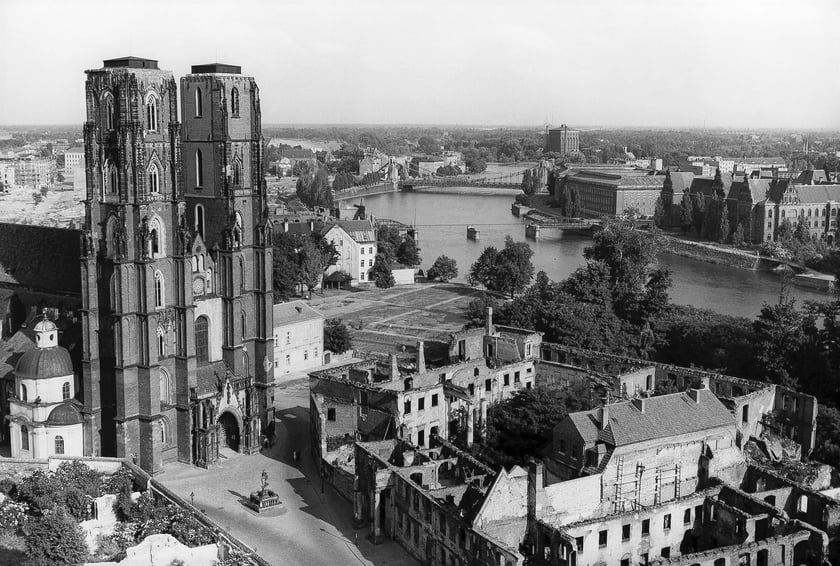 Wrocław, Widok z wieży kościoła św. Krzyża na Katedrę i zrujnowany pałac arcybiskupi, 1955
