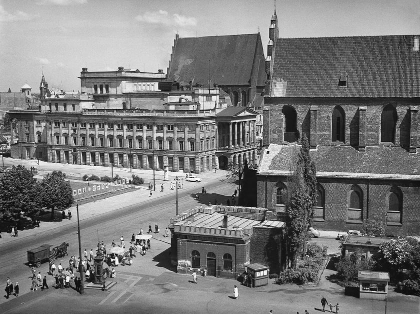 Wrocław, ul. Świdnicka, widoczny furgon konny koło odwachu, 1958