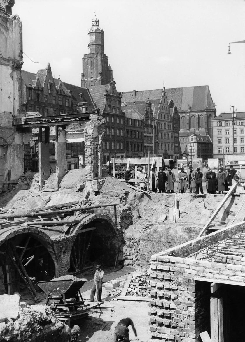 Wrocław, Pierzeja południowa, odsłonięte piwnice, grupa mężczyzn, 1954