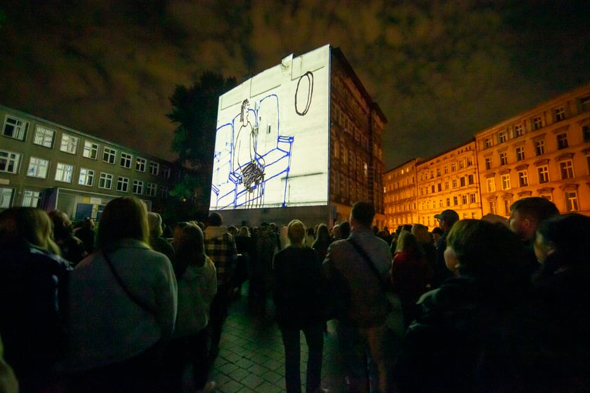 Ruchome murale można było zobaczyć w sobotę, 24 września. Na zdjęciu widać murale wyświetlane na ścianach kamienic