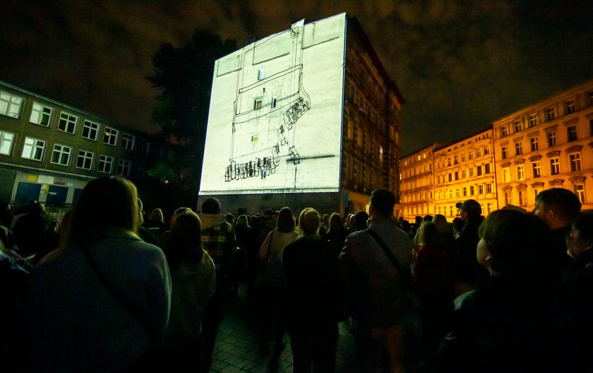 Ruchome murale można było zobaczyć w sobotę, 24 września. Na zdjęciu widać murale wyświetlane na ścianach kamienic