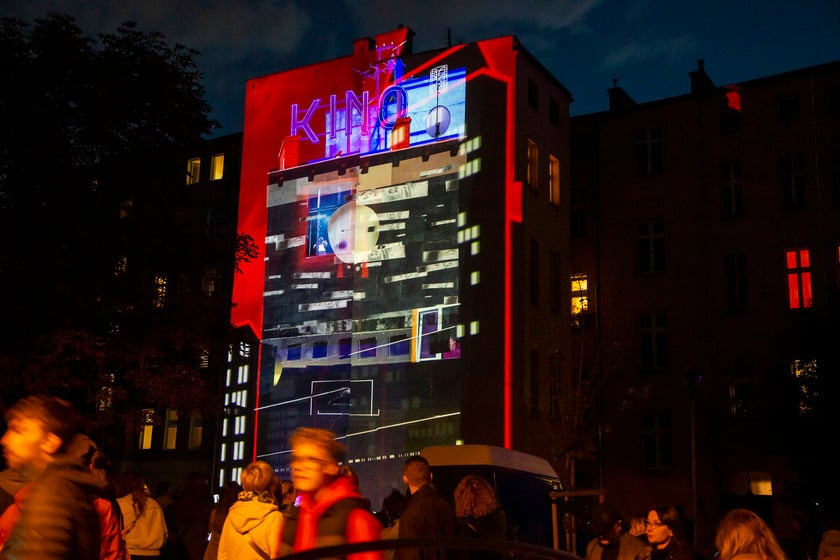 Ruchome murale można było zobaczyć w sobotę, 24 września. Na zdjęciu widać murale wyświetlane na ścianach kamienic