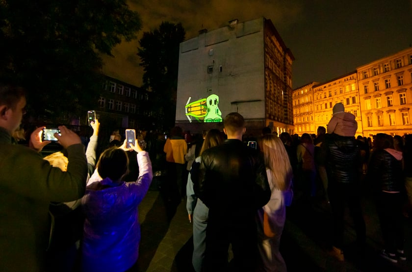 Ruchome murale można było zobaczyć w sobotę, 24 września. Na zdjęciu widać murale wyświetlane na ścianach kamienic