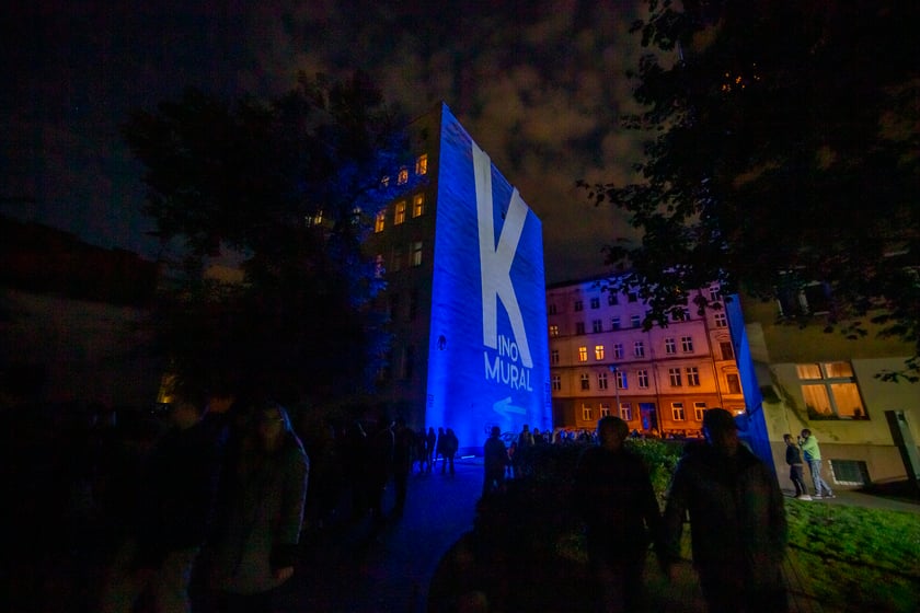 Ruchome murale można było zobaczyć w sobotę, 24 września. Na zdjęciu widać murale wyświetlane na ścianach kamienic