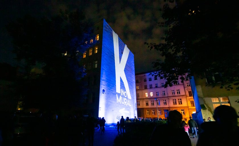 Ruchome murale można było zobaczyć w sobotę, 24 września. Na zdjęciu widać murale wyświetlane na ścianach kamienic