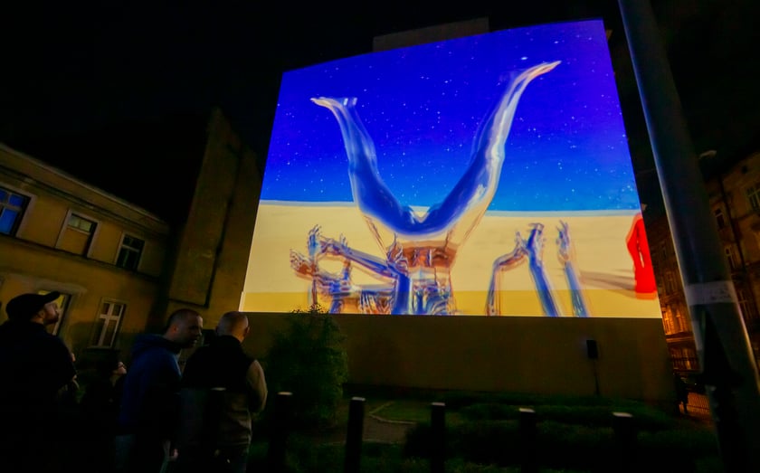 Ruchome murale można było zobaczyć w sobotę, 24 września. Na zdjęciu widać murale wyświetlane na ścianach kamienic