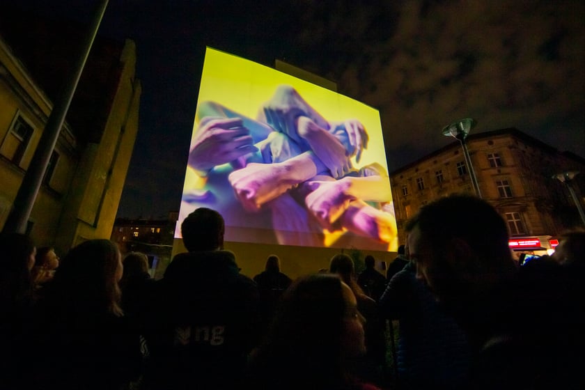 Ruchome murale można było zobaczyć w sobotę, 24 września. Na zdjęciu widać murale wyświetlane na ścianach kamienic