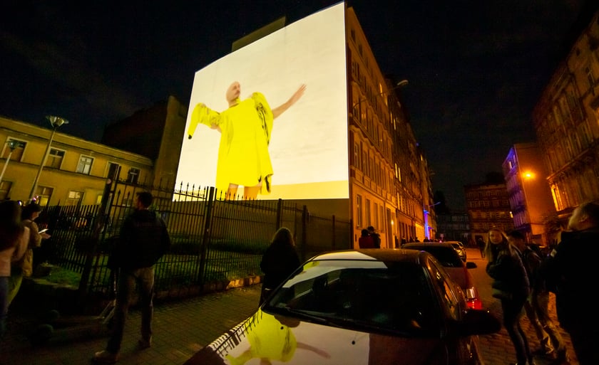 Ruchome murale można było zobaczyć w sobotę, 24 września. Na zdjęciu widać murale wyświetlane na ścianach kamienic