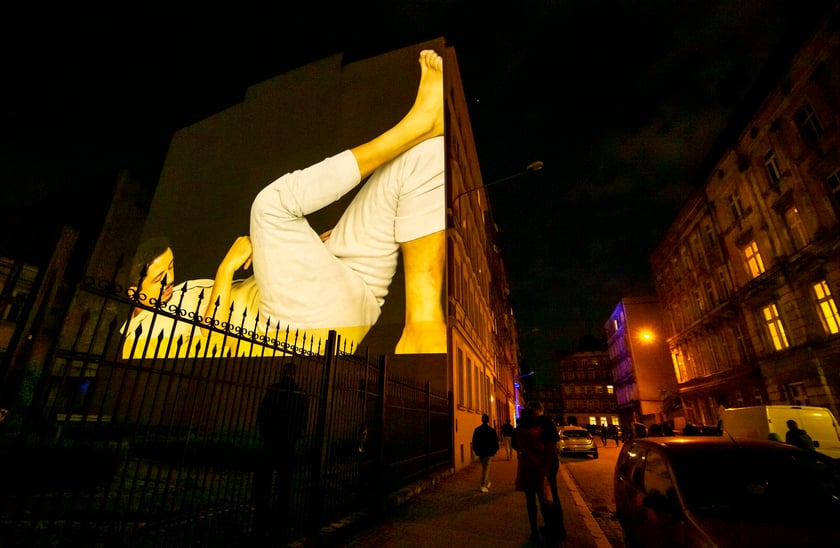 Ruchome murale można było zobaczyć w sobotę, 24 września. Na zdjęciu widać murale wyświetlane na ścianach kamienic