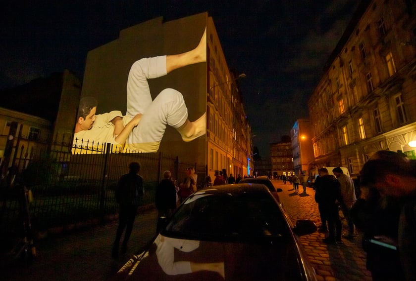 Ruchome murale można było zobaczyć w sobotę, 24 września. Na zdjęciu widać murale wyświetlane na ścianach kamienic