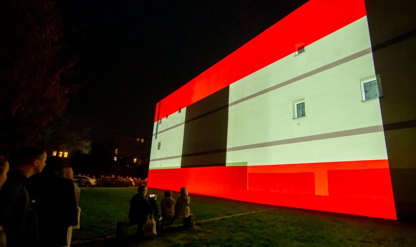 Ruchome murale można było zobaczyć w sobotę, 24 września. Na zdjęciu widać murale wyświetlane na ścianach kamienic