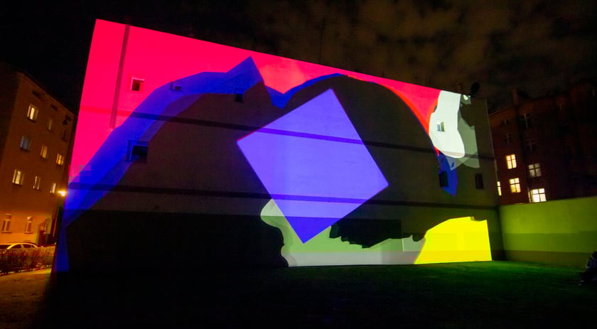 Ruchome murale można było zobaczyć w sobotę, 24 września. Na zdjęciu widać murale wyświetlane na ścianach kamienic