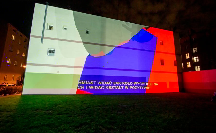 Ruchome murale można było zobaczyć w sobotę, 24 września. Na zdjęciu widać murale wyświetlane na ścianach kamienic