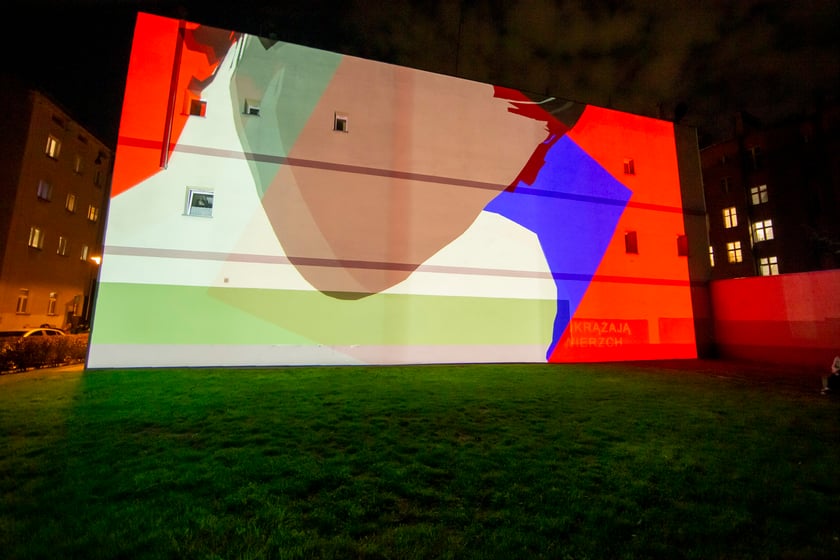 Ruchome murale można było zobaczyć w sobotę, 24 września. Na zdjęciu widać murale wyświetlane na ścianach kamienic