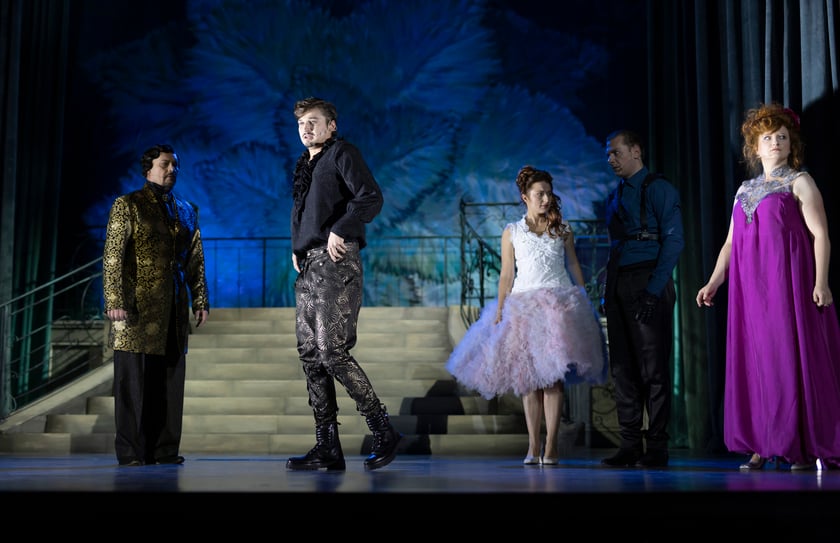 ?Sen nocy letniej? we Wrocławskim Teatrze Lalek ? scena zbiorowa z bohaterami