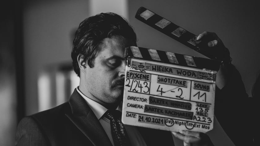 czarno-białe kadry z planu serialu ?Wielka woda? Netflixa