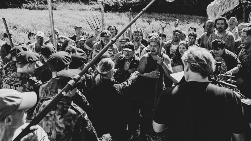 czarno-białe kadry z planu serialu ?Wielka woda? Netflixa