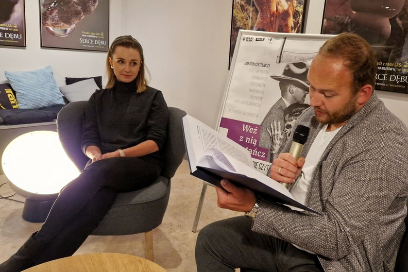 Na zdjęciu wrocławianie, którzy wzięli udział w maratonie czytelniczym 2022 we Wrocławiu