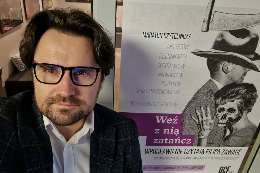 Na zdjęciu osoby biorące udział w maratonie czytelniczym w DCF