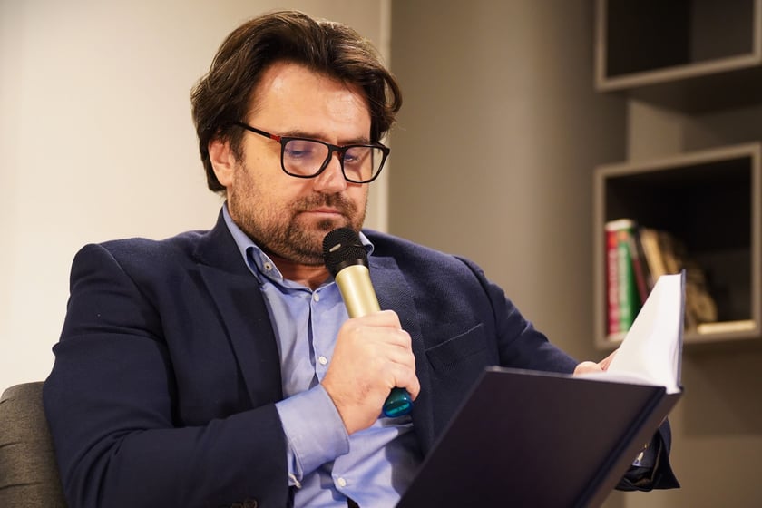 Na zdjęciu wrocławianie, którzy wzięli udział w maratonie czytelniczym 2022 we Wrocławiu