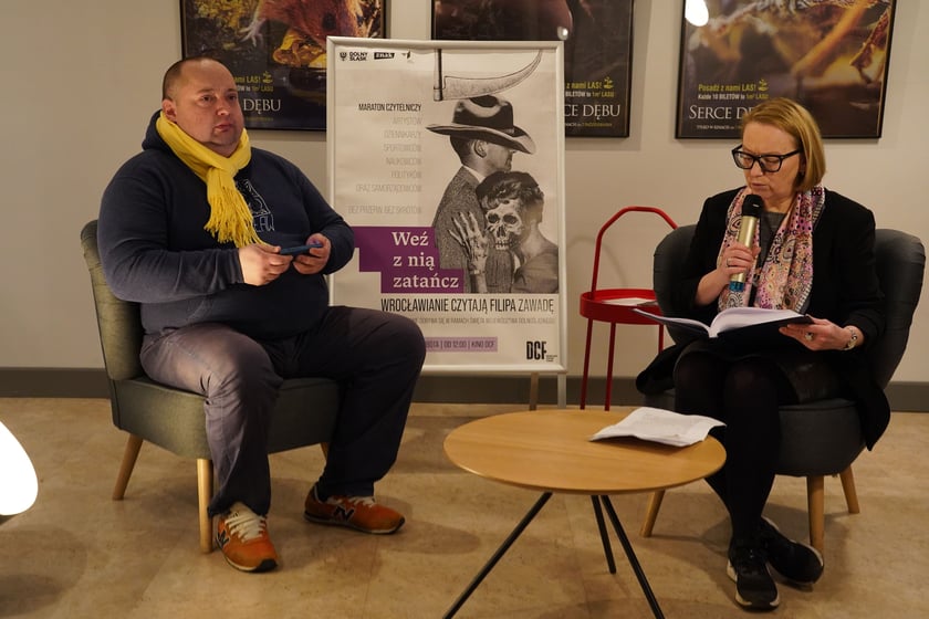 Na zdjęciu wrocławianie, którzy wzięli udział w maratonie czytelniczym 2022 we Wrocławiu