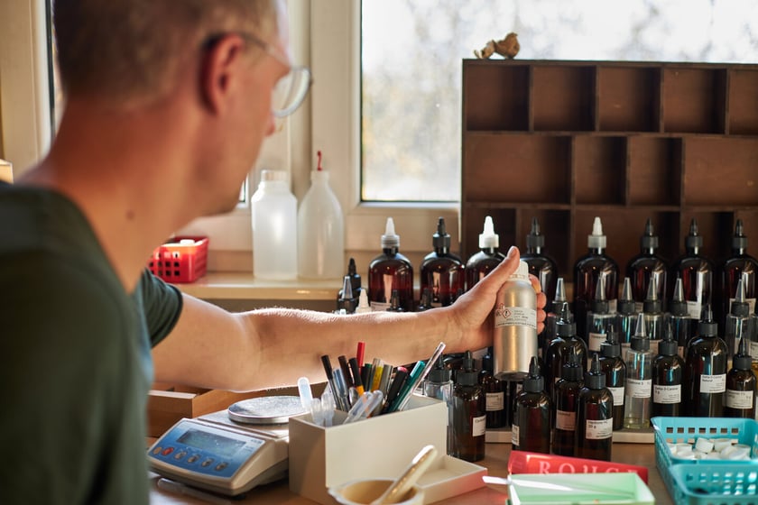 Pokój w bloku na Klecinie wypełniają składniki do robienia perfum, perfumiarz robi tu także własne zapachy