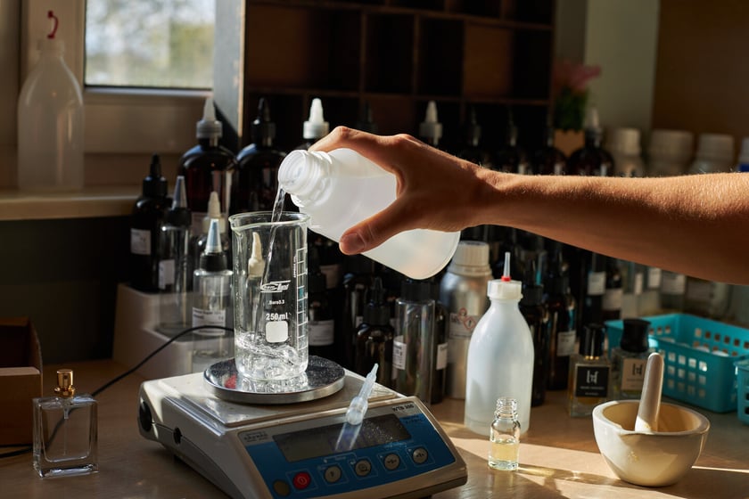 Pokój w bloku na Klecinie wypełniają składniki do robienia perfum, perfumiarz robi tu także własne zapachy