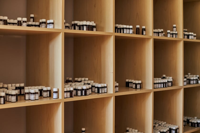 Pokój w bloku na Klecinie wypełniają składniki do robienia perfum