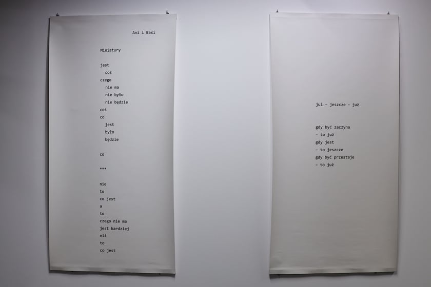Stanisław Dróżdż ? ?Bez tytułu, z cyklu Miniatury (wiersz: jest coś.../wiersz: już-jeszcze-już), lata 60. XX w.