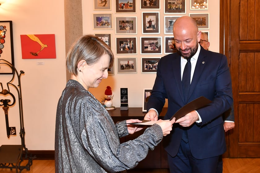 Uroczystość przyznania stypendi&oacute;w Prezydenta Wrocławia dla artyst&oacute;w, 10.01.2023, laureatka Marta Śniady