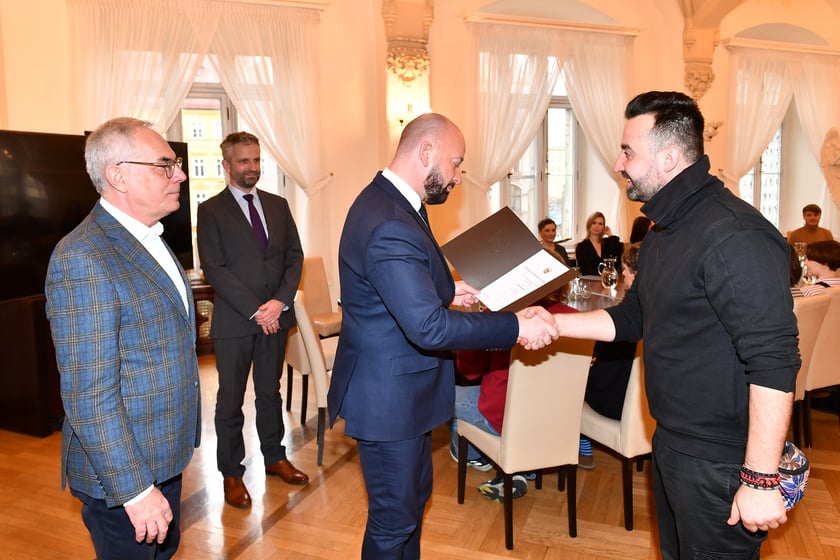 Uroczystość przyznania stypendi&oacute;w Prezydenta Wrocławia dla artyst&oacute;w, 10.01.2023, laureat Rafał Pietrzak