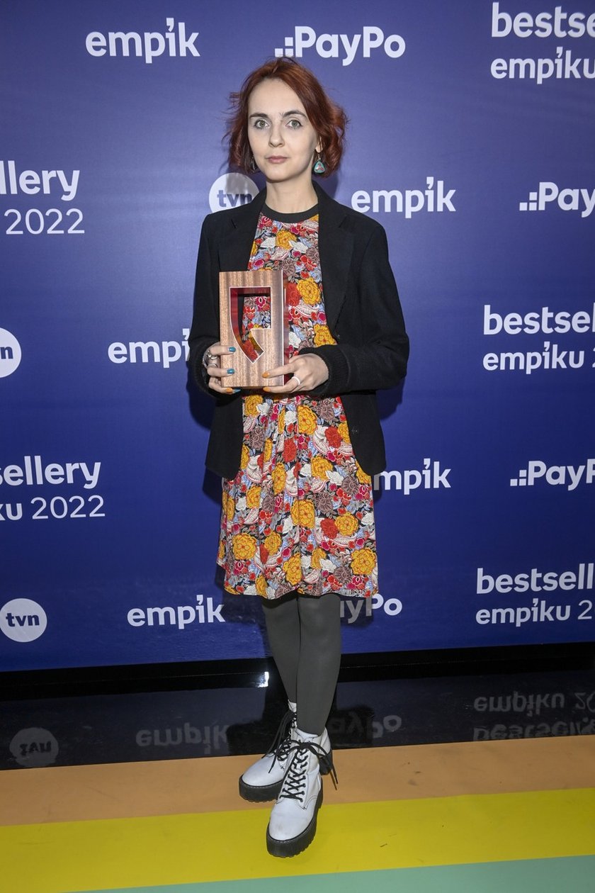 Gala Bestsellery Empiku 2022 w Warszawie. Na zdjęciu asystentka Olgi Tokarczuk - Jana Karpienko z nagrodą