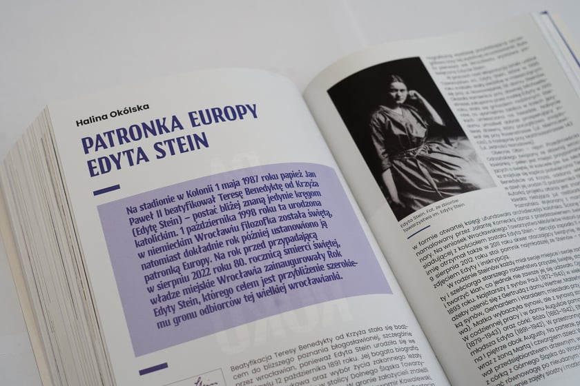 Na zdjęciu strony z &bdquo;Kalendarza Wrocławskiego&rdquo; 2022. To prawdziwa encyklopedia wrocławska