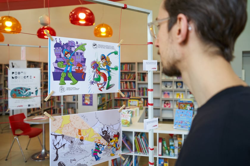 Zdjęcie z wystawy "Nieustraszony Łowca" w Mediatece (jedno z wydarzeń festiwalu Złote Kurczaki 10)