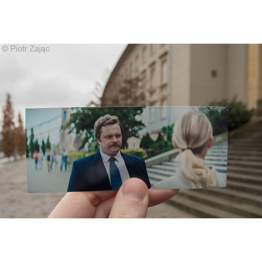 Serial Netflix "Wielka woda" odc. 6. Tomasz Schuchardt jako Jakub Marczak przed Urzędem Wojew&oacute;dzkim we Wrocławiu