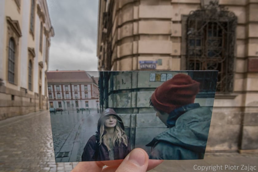 Serial "Belfer", sezon 2, odcinek 4. Michalina Łabaczjako Magda Reiss i Stanisław Linowski jako Tymon Karski na placu Uniwersyteckim we Wrocławiu