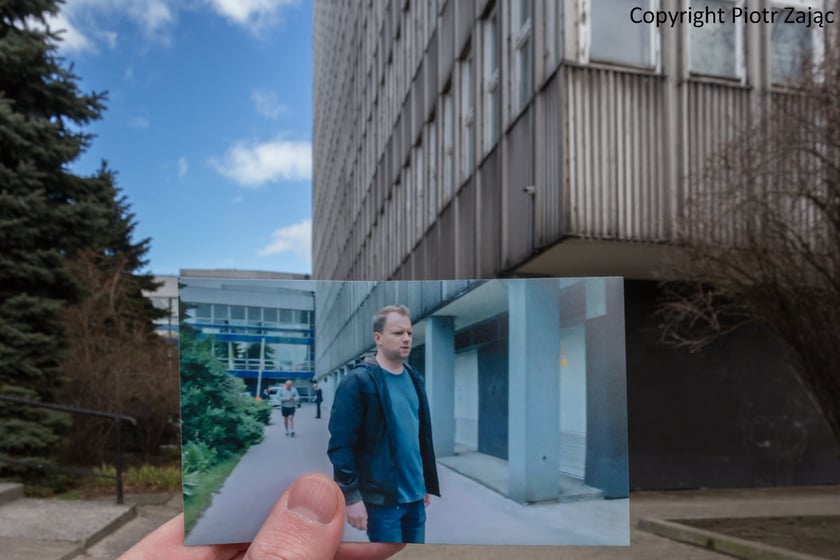 Serial "Belfer", sezon 2, odcinek 8. Maciej Stuhr jako Paweł Zawadzki przed budynkiem Wydziału Chemii Uniwersytetu Wrocławskiego we Wrocławiu, czyli filmową siedzibą Centralnego Biura Śledczego