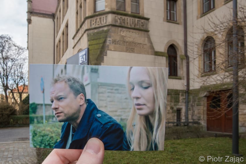 Serial "Belfer", sezon 2. Maciej Stuhr jako Paweł Zawadzki i Michalina Łabacz jako Magda Reiss przed budynkiem Wydziału Architektury Politechniki Wrocławskiej przy ulicy Prusa we Wrocławiu
